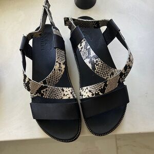 Sorel like new sandles